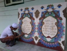 Pembuatan Kaligrafi oleh santri Putra didalam pondok. merupakan kegiatan seni yang di bimbing oleh Ustadz Abdul Ghofur